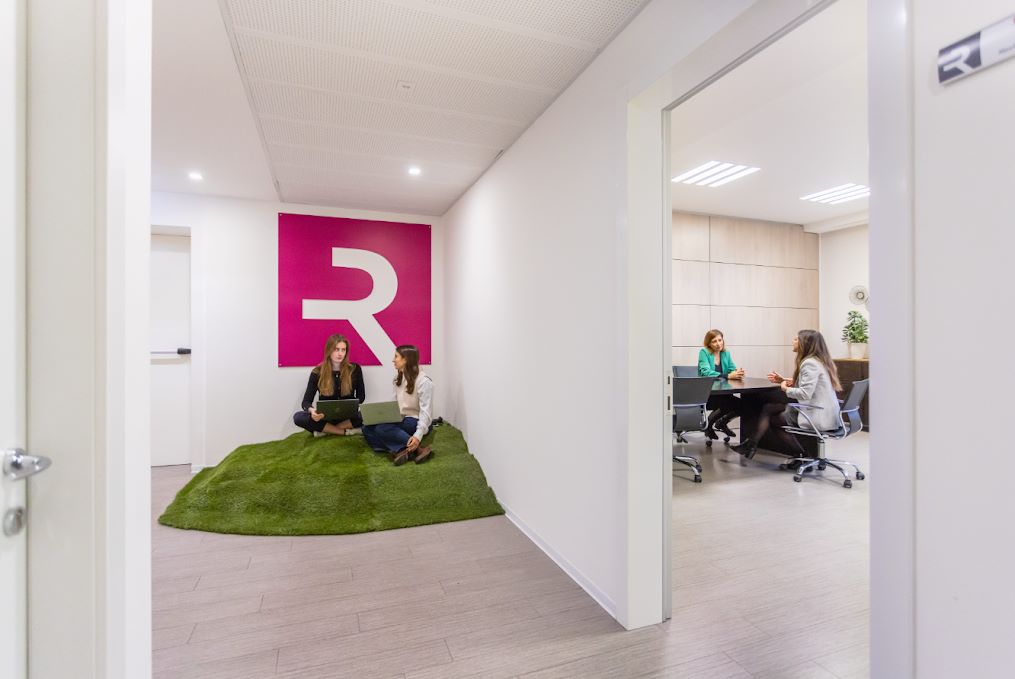Il 57% degli HR fatica a comunicare con la Gen Z. La survey di Reverse